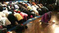 Amina Wadud dirigeant la prière du vendredi à New York, le 18 mars 2005