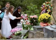 Les proches de Soeur Emanuelle devant sa tombe à Callian