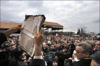 Rassemblement devant la mosquée de Saint-Priest, au lendemain de l'incendie.