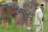 Le cimetière juif d'Herrlisheim après la profanation des tombes en avril 2004, par Emmanuel Rist et Laurent Boulanger.