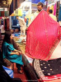 Aneela Akhtar, directrice artistique, au grand marché de tissus Saddar, à Karachi (Pakistan).