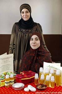 Kheira Khalloufi-Amable (à g.) et Kaïssa Sahib se sont lancées dans le commerce équitable, en travaillant avec une association de femmes d'un village du sud du Maroc.