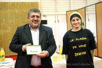 EMF fête ses 20 ans à la 26e Rencontre annuelle des musulmans de France : remise d'un « diplôme » symbolique à Fouad Alaoui, premier président d'EMF.