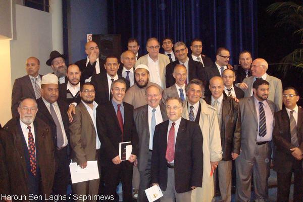 Plusieurs représentants des communautés juive et musulmane de France se sont retrouvés autour de Hassen Chalghoumi, président de la Conférence des imams de France, et de Richard Prasquier, président du CRIF.