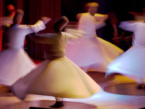 Les derviches tourneurs ouvriront le spectacle au Trocadéro, le 4 juillet, sur fond de musique soufie traditionnelle et de sons électroniques.