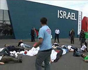 Des militants de la campagne BDS-France manifestent devant le stand d'Israël au salon du Bourget.
