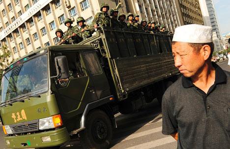 Un dispositif policier massif à Urumqi.