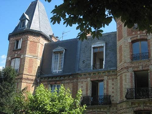 Hôtel particulier du 16e arrondissement de Paris. Le 16e et Neuilly constituent les ghettos les plus connus que s'évertuent de défendre la haute bourgeoisie.