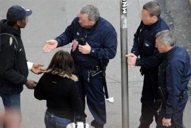 Les contrôles d'identité effectué par les policiers à Paris ont été jugés discriminatoires par le rapport « Polices et minorités visibles : les contrôles d’identité à Paris »