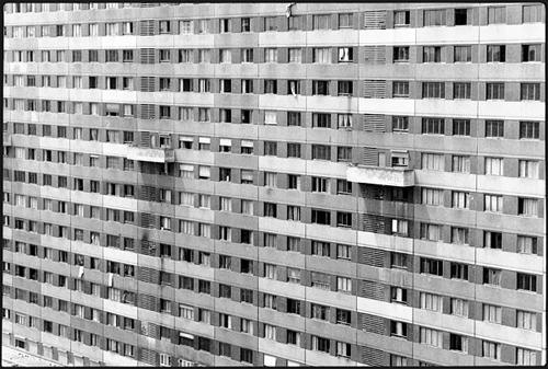 Barre Renoir de la « cité des 4 000 », à La Courneuve. (Photo : Olivier Pasquiers - www.bar-floreal.com)