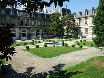 Cour d'honneur du lycée Janson de Sailly, l'un des plus huppés de la capitale. (Photo : Brahim Bouamama)
