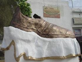 Tikrit (Irak) : statue de 2 mètres, en hommage au journaliste Mountazer al-Zaidi, le lanceur de chaussures, à l'adresse de l'ancien président américain George W. Bush.