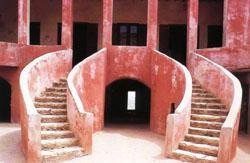 Située au large de Dakar, l’île de Gorée est connue pour son histoire marquée par l’esclavage qui a duré du XVe au XIXe siècle, sous domination portugaise, néerlandaise, anglaise et française.