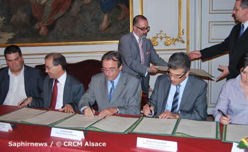Signature de la convention sur le cimetière musulman de Strasbourg, le 8 oct. De g. à dr. : O. Bitz, adj. au maire ; M. Moussaoui, psdt du CFCM ; R. Ries, sénateur-maire de Strasbourg ; D. Ayachour, psdt du CRCM Alsace ; A.-P. Richardot, adj. au maire.