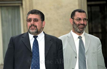 Fouad Alaoui (à g.) succède à Lhajj Thami Breze (à dr.) à la présidence de l'UOIF (Union des organisations islamiques de France).