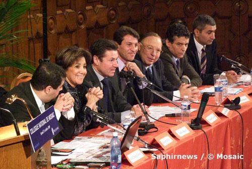 Plus de 400 personnes ont assisté aux tables rondes organisées par Mosaïc, le 31 octobre, à Nice. Ici, la table ronde « Français et musulman ». De g. à dr.:Robert Djellal, conseiller auprès du ministre de l’Immigration, de l’Intégration et de l’Identité nationale ; Bariza Khiari, sénatrice ; Christian Estrosi, ministre chargé de l’Industrie, maire de Nice, président de Nice-Côte d’Azur ; Marouane Bouloudhnine, président de Mosaïc ; Dalil Boubakeur, recteur de la Grande Mosquée de Paris ; Mohamed Abdi, conseiller spécial de Fadela Amara ; Fayçal Douhane, président de l’association La France est en nous, directeur général adjoint de l’AMIF (Association des maires d'Île-de-France).