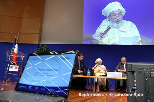 Le Cheikh Abdullah Bin Bayyah a rendu « des services à la France que l'on peut qualifier d'inestimables », déclarait le directeur de la rédaction du Figaro, en présentant le cheikh lors de la conférence sur la finance islamique, le 3 novembre.