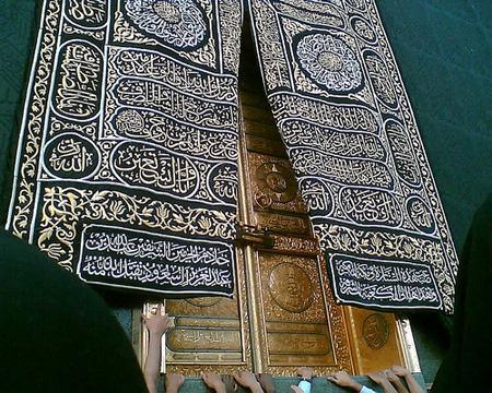 La kiswa (14 m de haut et 47 m de large) est l'étoffe noire qui recouvre la Ka'ba. Elle est tissée dans de la soie et brodée en fil d'or d'inscriptions coraniques.