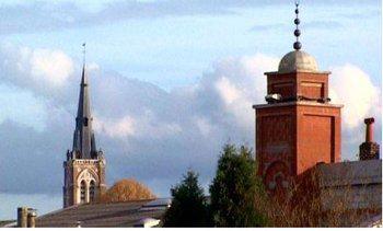 A Halluin, dans le Nord, le clocher de l’église Saint-Hilaire côtoie le minaret de la mosquée Tawhid.