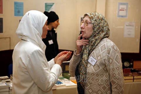 L'association Lumière d’islam en Occident accueille et conseille les convertis à l'islam (à dr. : Malika Dif ; photo : Lahcène Abib)