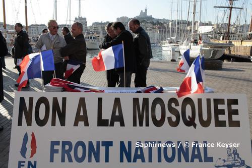 Devant l'hôtel de ville, le 6 novembre, ils étaient une vingtaine à manifester leur opposition à la Grande Mosquée. Début décembre, le Front national récidivait en distribuant des tracts au marché de Noël.