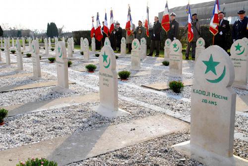 Carré militaire au cimetière musulman de Bobigny (93).