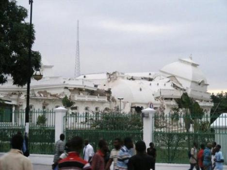 Le séisme à Haïti, qui s'est produit mardi 12 janvier, n'a rien épargné, pas même le palais présidentiel, aujourd'hui détruit.