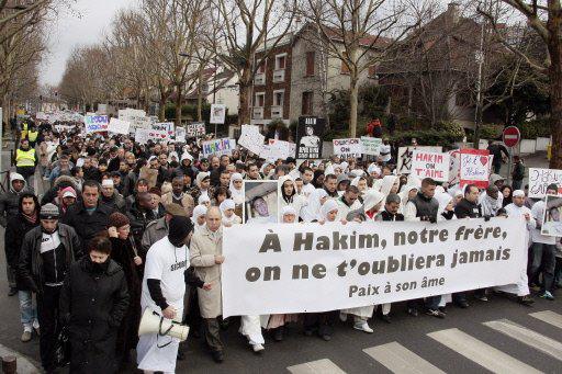 Une marche silencieuse a réuni 4 000 personnes au Kremlin-Bicêtre en hommage à Hakim « mort pour rien », le 8 janvier, par la main d'un camarade.