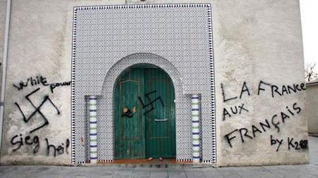 Inscriptions racistes et croix gammées à l'entrée de la Grande Mosquée de Saint-Étienne (février 2010) : sursauts islamophobes contre la deuxième religion de France.