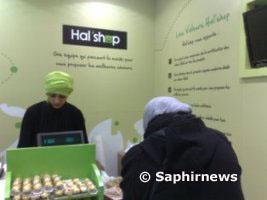 Les premiers clients du Hal'shop.