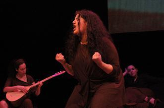 Les Monologues voilés : trois comédiennes et une musicienne (dé)livrent la parole féminine.