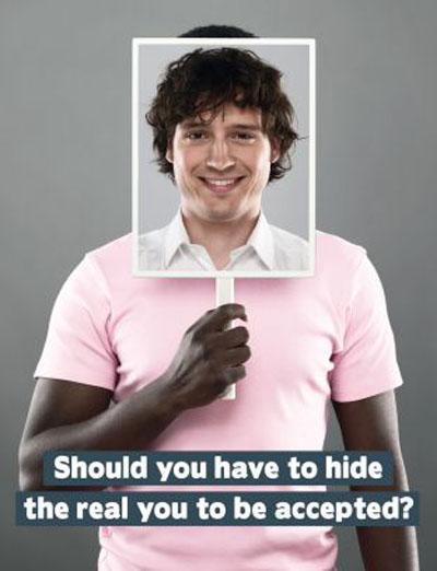 Affiche d'une campagne publicitaire néerlandaise contre les discriminations. Son slogan : « Devriez-vous vous cacher pour être accepté ? »
