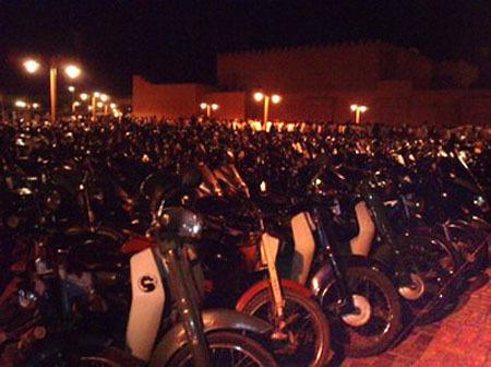 Début Ramadan 2009. Du jamais vu au Maroc : des milliers de scooters garés sur la place de la Mosquée Koutoubia, à Marrakech.