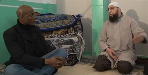Harry Roselmack et cheikh Salim Abou Islam, imam à la mosquée Ibn Baz de Marseille et un des principaux protagonistes du documentaire.