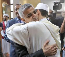 Grande-Bretagne : Theresa May, Jeremy Corbyn et Sadiq Khan accueillis dans les mosquées