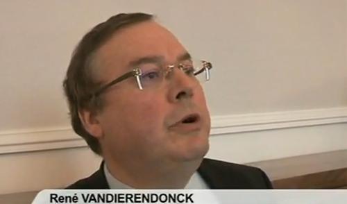 Profil bas désormais pour le maire PS de Roubaix. Ici, sur cette photo, devant la presse, quand il brandissait sa « menace » de saisir la HALDE, au motif de « discrimination » de l'offre halal de Quick.