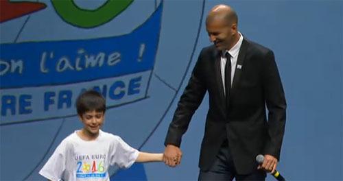 Zinedine Zidane et un jeune ambassadeur sont venus défendre les couleurs de la France, à Genève, devant l'UEFA.