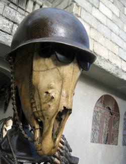 « Soldat », sculpture de José Delpé (détail : casque de métal, lunettes noires, crâne de cheval).