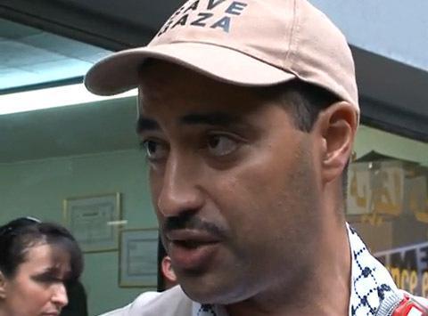 Youcef Benderbal, responsable communication du CBSP, à bord d'un des bateaux de la Flotille pour la liberté de Gaza est le premier Français à avoir été expulsé d'Israël et à pouvoir témoigner de ce qui s'est passé.