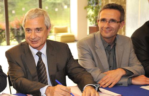 Claude Bartolone (à g.), président du Conseil général de Seine-Saint-Denis, et Stéphane Roussel, vice-président, lors de la signature de la convention pour le prêt d'un terrain dans le Parc de La Courneuve, durant les trois jours de l'Aïd el-Kébi