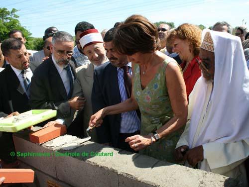 Mosquée de Roissy-en-Brie, 5 juin 2010 : Cheikh Saïd Ramadan Al Bouti, Mohamad Nasereddine (président de l’ACMRB), Chantal Brunel (députée UMP de Seine-et-Marne) et Sylvie Fuchs (maire PCF de Roissy-en-Brie) posent chacun une brique.
