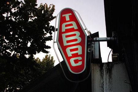 Au nombre de 28 000, les bureaux de tabac, premier réseau de proximité, voient le transfert d'argent comme une diversification bien opportune de leur activité, à l'heure des lois anti-tabac draconiennes et de la crise économique.