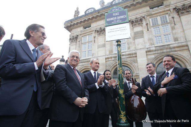 La place Mahmoud-Darwich a été inaugurée lundi 14 juin, quai Malaquais, à Paris, en présence, entre autres, de Mahmoud Abbas et de Bertrand Delanoë.