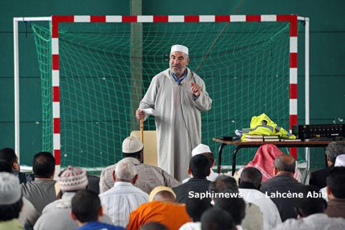 La prière du vendredi. Ici, au gymnase des Chênes, en attendant la construction de la Grande Mosquée de Cergy (Val-d'Oise).