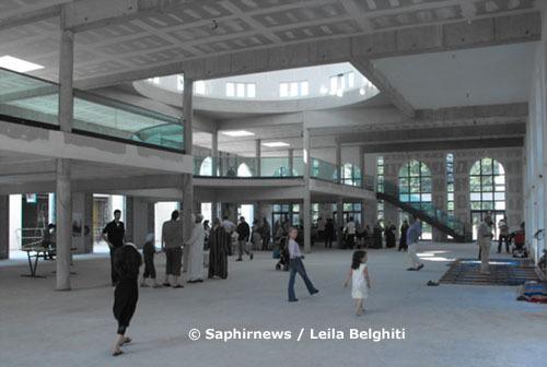 Vue d'intérieur de la future mosquée de Villeneuve-d'Ascq. Les familles sont venues en nombre pour la visite du chantier, dimanche 17 juin 2010.