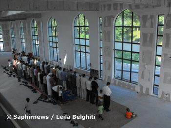 C'est l'heure de la prière : les fidèles improvisent avec quelques tapis et se rangent derrière l'imam.