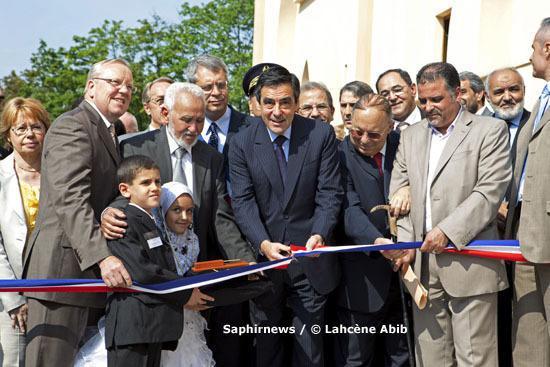 Pour la première fois sous la Ve République, un Premier ministre venait inaugurer une mosquée de France, à Argenteuil, ce lundi 28 juin. Même s'ils saluent cette initiative, les musulmans de France restent dubitatifs.