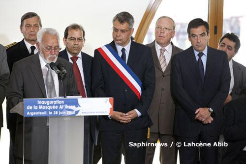 Philippe Doucet (au centre), maire d'Argenteuil, lors de l'inauguration de la mosquée Al-Ihsan, le 28 juin 2010, aux côtés d'Abdelkader Achebouche (à g.), responsable de la mosquée, et de François Fillon, Premier ministre.