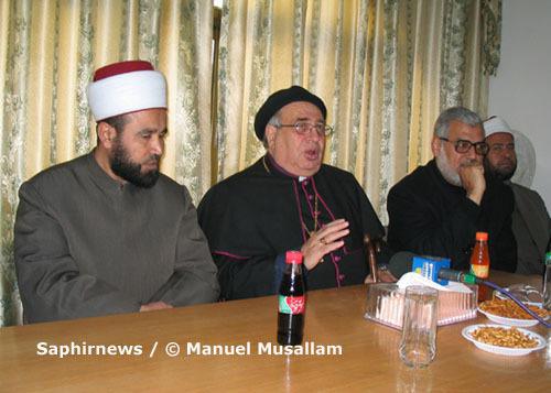 Manuel Musallam, curé de Gaza, entouré du mufti de Gaza cheikh Muhammad Nejim (à g.) et de cheikh Said Baraka de Gaza.