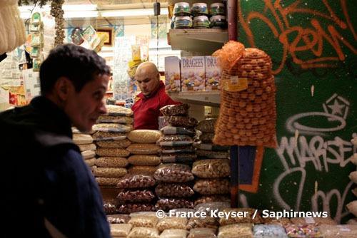 Fruits secs, dattes, olives…, les commerçants de Marseille se mobilisent pour le mois de Ramadan, durant lequel le chiffre d’affaires augmente d’environ 30 %.